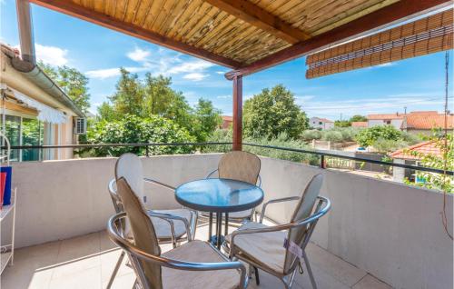 a patio with a table and chairs on a balcony at Lovely Apartment In Polaca With Wifi in Polača