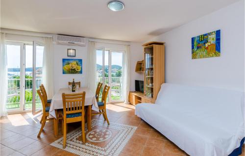 Ένα ή περισσότερα κρεβάτια σε δωμάτιο στο Cozy Apartment In Slano With Kitchen