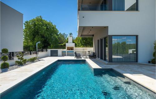 La pileta dentro o cerca de Villa Nalani