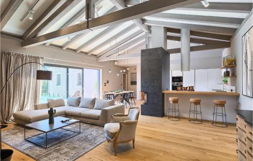 ロヴィニにあるVilla Grotteのソファとテーブルのあるリビングルーム
