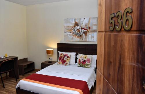 Ένα ή περισσότερα κρεβάτια σε δωμάτιο στο Hotel du Plateau