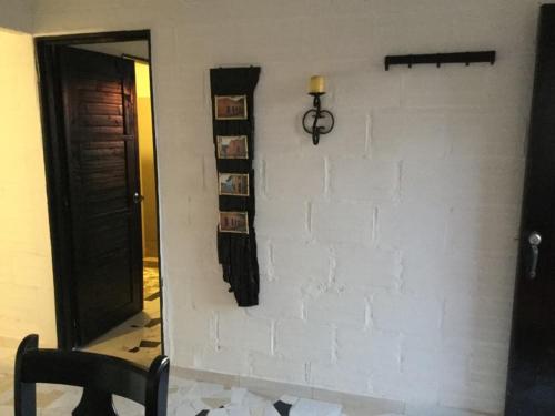 a room with a white brick wall and a mirror at Casa Emilia in Curití