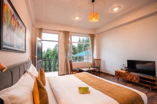 Una sala de estar con una cama y un televisor. en Alt Life - Dharamkot (Mcleodganj), en McLeod Ganj