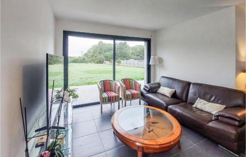 ヴェルトゥにある3 Bedroom Beautiful Home In Vertouのソファとガラスのテーブルのあるリビングルーム