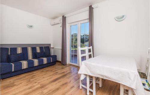 a living room with a couch and a table at 1 Bedroom Beautiful Apartment In Barbat in Barbat na Rabu