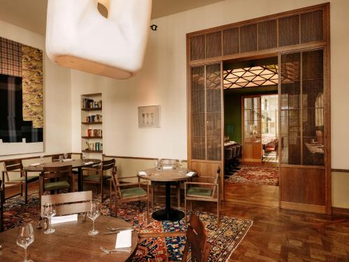 a restaurant with tables and chairs in a room at Boutique Hotel Château Royal in Berlin