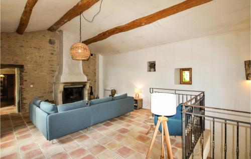 un salon avec un canapé et une cheminée dans l'établissement Lovely Home In La Batie Rolland, à La Bâtie-Rolland