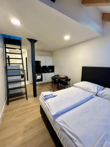 Postel nebo postele na pokoji v ubytování Figaro Suites