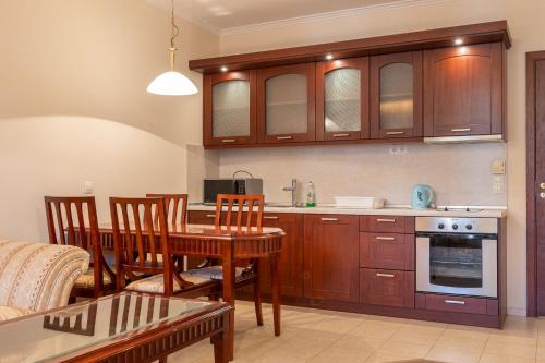 a kitchen and dining room with a table and chairs at Downtown Bansko Resort in Bansko