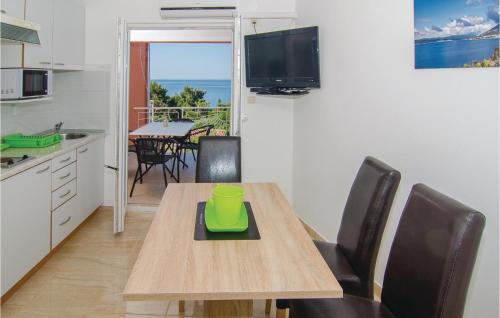 Kuchyňa alebo kuchynka v ubytovaní Two-Bedroom Apartment With Sea View In Orebic