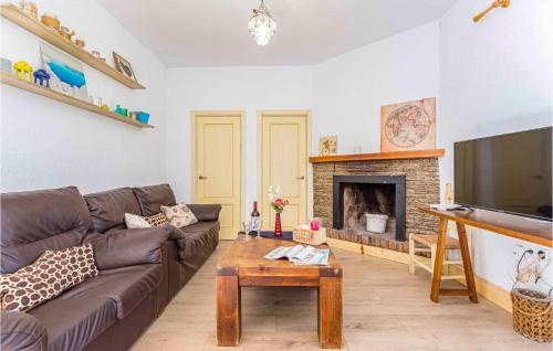 Μια τηλεόραση ή/και κέντρο ψυχαγωγίας στο 4 Bedroom Cozy Home In Arahal