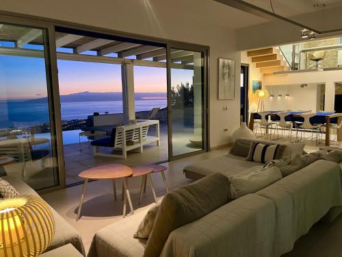 Posezení v ubytování Villa Itaca Vista mar y piscina climatizada
