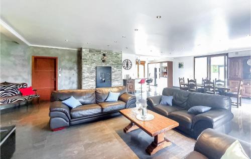 - un salon avec des canapés en cuir et une table dans l'établissement Strasbourg Hoerdt, à Hœrdt