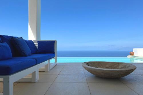 Bazén v ubytování Villa Itaca Vista mar y piscina climatizada nebo v jeho okolí