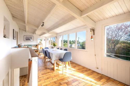 une cuisine et une salle à manger avec une table et des chaises dans l'établissement La Joyeuse - Maison 4 chambres, à L'Ile d'Yeu