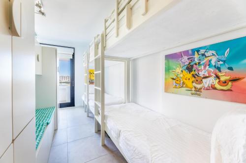 Stylish 4BD Apt with pool access & nearby beach