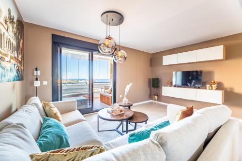 Stylish 4BD Apt with pool access & nearby beach