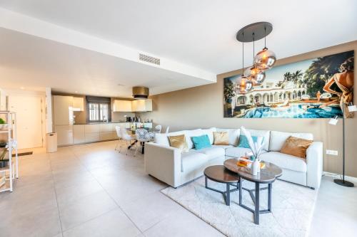 Stylish 4BD Apt with pool access & nearby beach