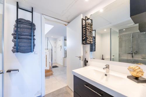 Stylish 4BD Apt with pool access & nearby beach