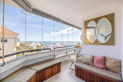 Stylish 4BD Apt with pool access & nearby beach