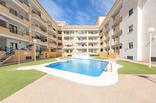 Stylish 4BD Apt with pool access & nearby beach