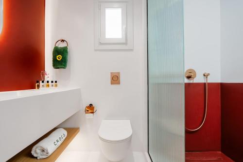 a bathroom with a toilet and a shower at Croco Mykonos in Tourlos