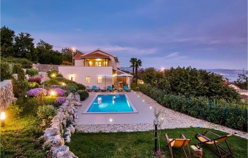 une maison avec une piscine dans la cour dans l'établissement Villa Pia, à Opatija