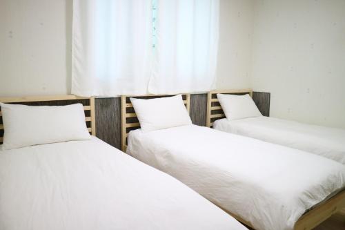 Кровать или кровати в номере Incheon Airport Mr Kim Guest House