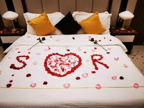 a bed with a heart made out of flowers at سما الرفاع 3 in Al Kharj