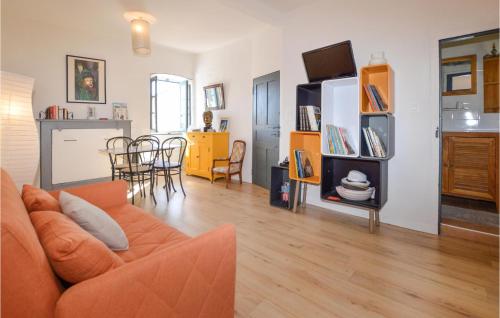 un salon avec un canapé et une salle à manger dans l'établissement Gorgeous Home In Olmi Capella, à Olmi-Cappella