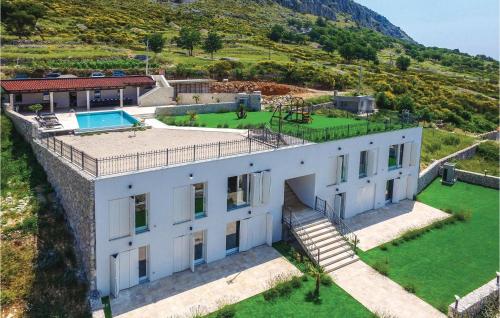 Bazén v ubytovaní Eight-Bedroom Holiday Home In Podstrana alebo v jeho blízkosti