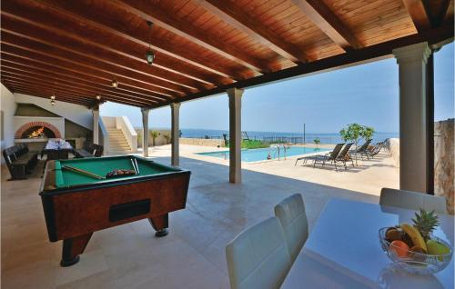 Eight-Bedroom Holiday Home In Podstrana