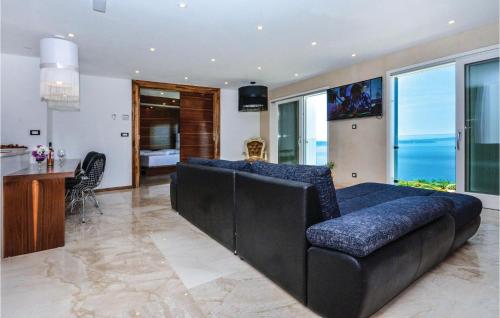 Eight-Bedroom Holiday Home In Podstrana