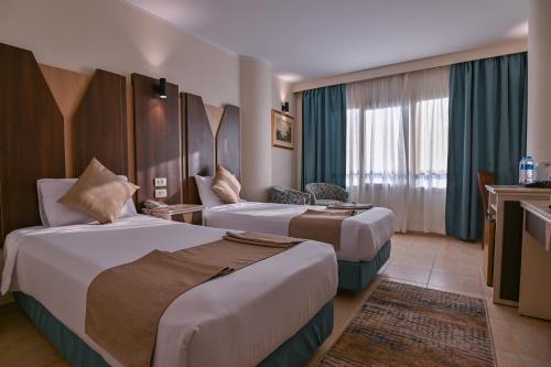 Postel nebo postele na pokoji v ubytování Swiss Inn Nile Hotel