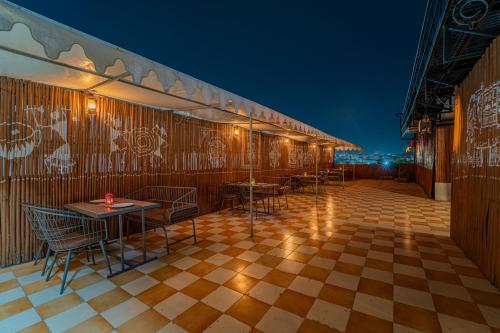 Restaurace v ubytování Hotel City Square By KeyMagics