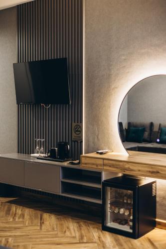 KozyatynにあるПолінарія Козятинのリビングルーム(テレビ、鏡付)