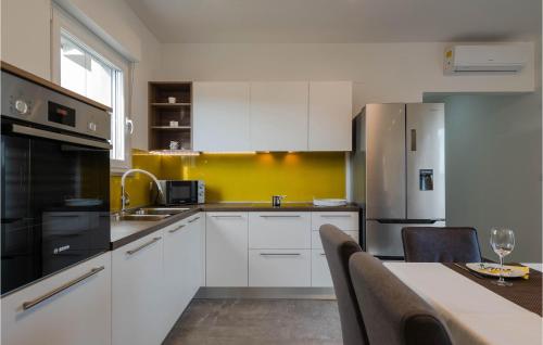 Kuchyňa alebo kuchynka v ubytovaní Pet Friendly Home In Barban