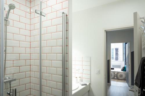 un bagno con doccia e lavandino di La Bulle Paloise, Appartement, hyper-centre a Pau