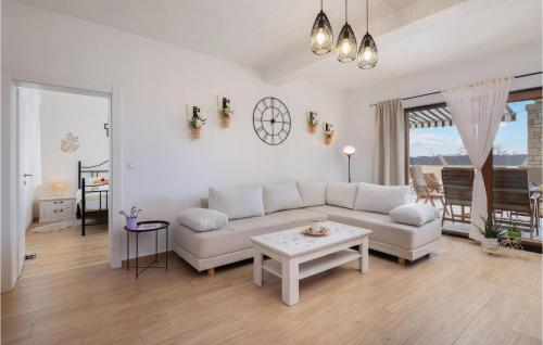 Posedenie v ubytovaní 3 Bedroom Cozy Home In Kljuc