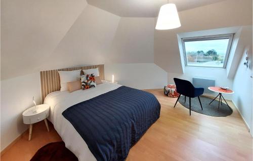 une chambre avec un grand lit et une fenêtre dans l'établissement Awesome Home In Ploudalmézeau With Wifi, à Ploudalmézeau