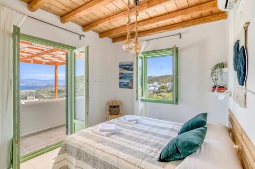 Postel nebo postele na pokoji v ubytování Lefkes View Villa