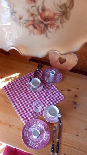 a table with purple plates and glasses on a table at Appartement Wurzrainer in Westendorf