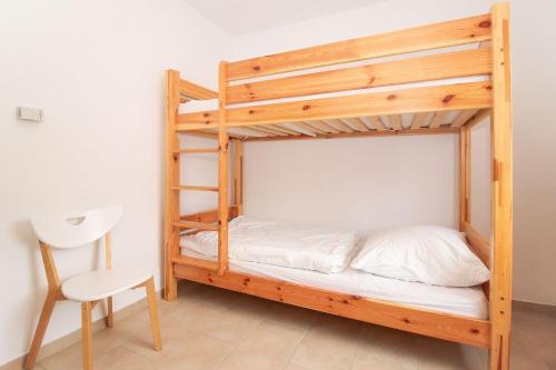 Litera en habitación con escritorio y silla en Bungalow-Cara, en Norddeich