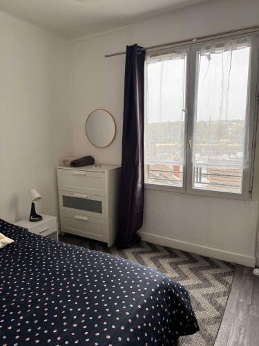 une chambre avec un lit et une fenêtre dans l'établissement Influence Orient, à Ris-Orangis