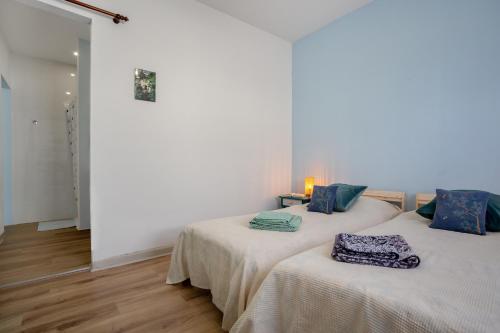 two beds sitting next to each other in a room at Un jardin al mar in Genovés