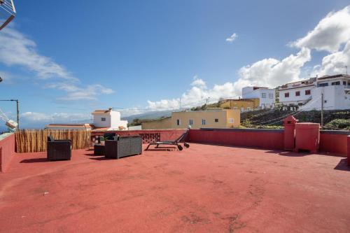 a patio with a bench on top of a building at Un jardin al mar in Genovés