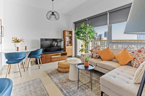 Stylish 1BR with Iconic Burj and Fountain Views, Free Luxury Airport Pick Up Service