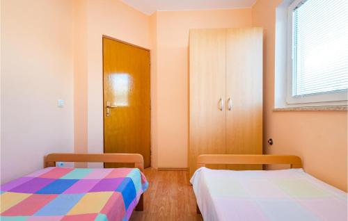Ένα ή περισσότερα κρεβάτια σε δωμάτιο στο Gorgeous Apartment In Rtina With Wifi