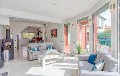 un salon avec des canapés et une cheminée dans l'établissement Nice Home In Saint-Laurent-Du-Var, à Saint-Laurent-du-Var