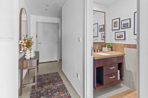 Stylish 1BR with Iconic Burj and Fountain Views, Free Luxury Airport Pick Up Service photo 3